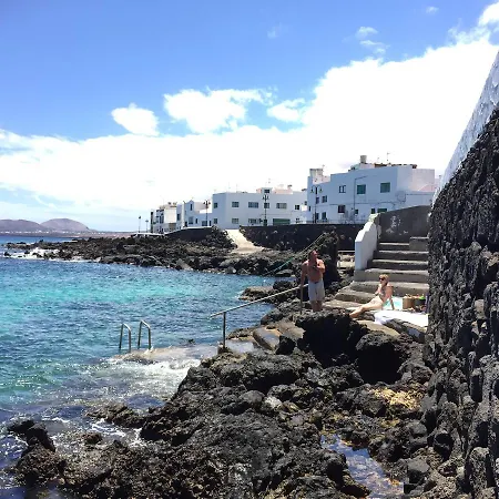 Casa Lili - Shared Pool - Close To Seafront Promenade - Sea Views From Upper Terrace Ferienhaus *