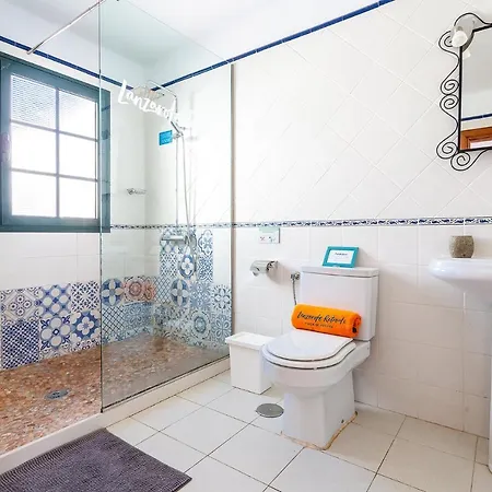 Casa Lili - Shared Pool - Close To Seafront Promenade - Sea Views From Upper Terrace Ferienhaus
