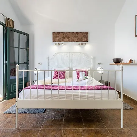 Holiday home Casa Lili - Shared Pool - Close To Seafront Promenade - Sea Views From Upper Terrace *
