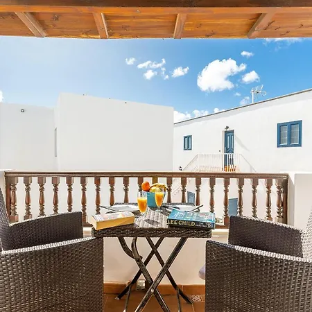 Casa Lili - Shared Pool - Close To Seafront Promenade - Sea Views From Upper Terrace *